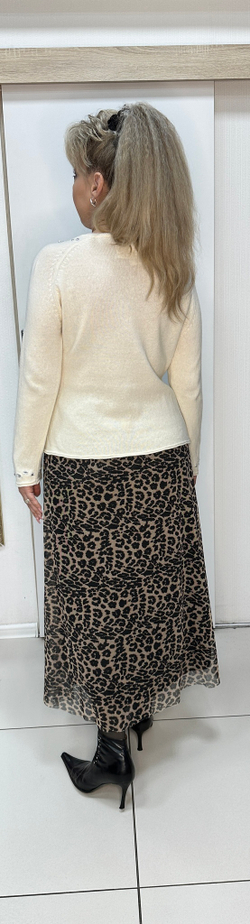 Белый тонкий джемпер с вырезом каре по декольте