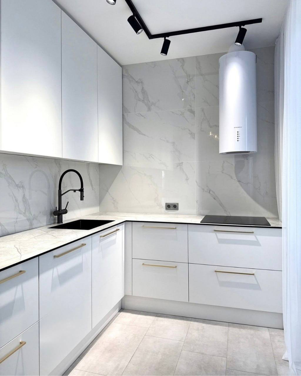 Кухня «Белый рассвет» с золотыми сатиновыми ручками