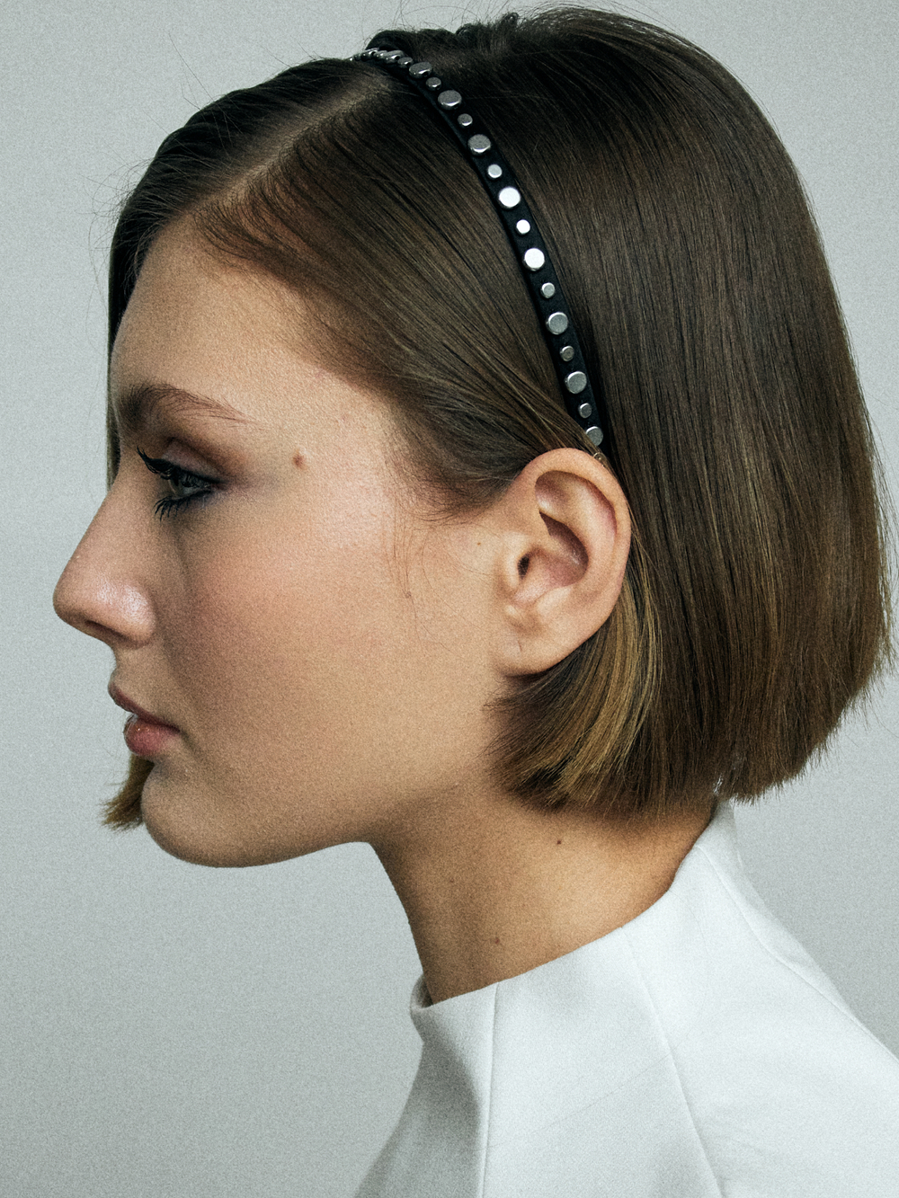 Тонкий ободок с серебристыми клепками