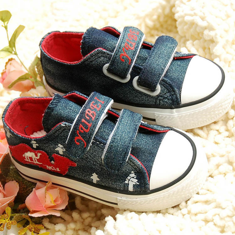 Кеды детские с контрастными принтами елок и аппликацией верблюда