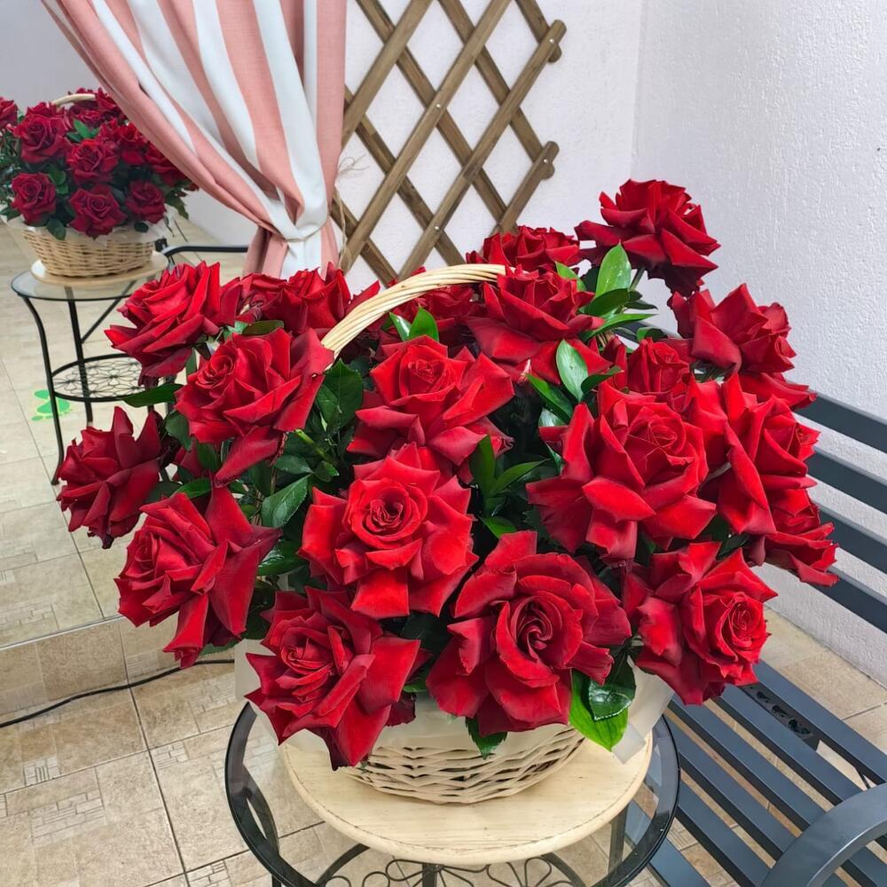 Корзина из 29 французских роз сорта "Эксплорер"