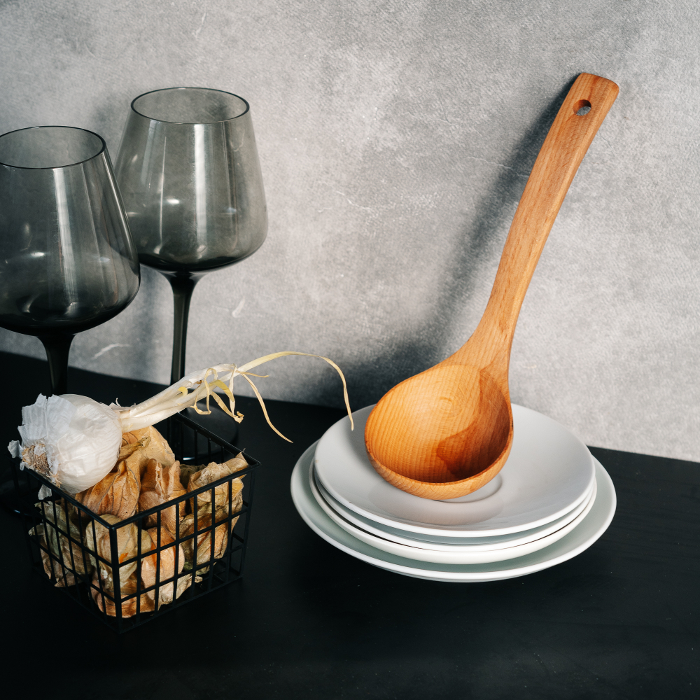 Деревянный половник, черпак (поварешка) из древесины бука.