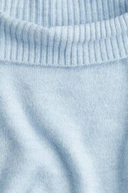 H&M Свитер с открытыми плечами, светло-голубой