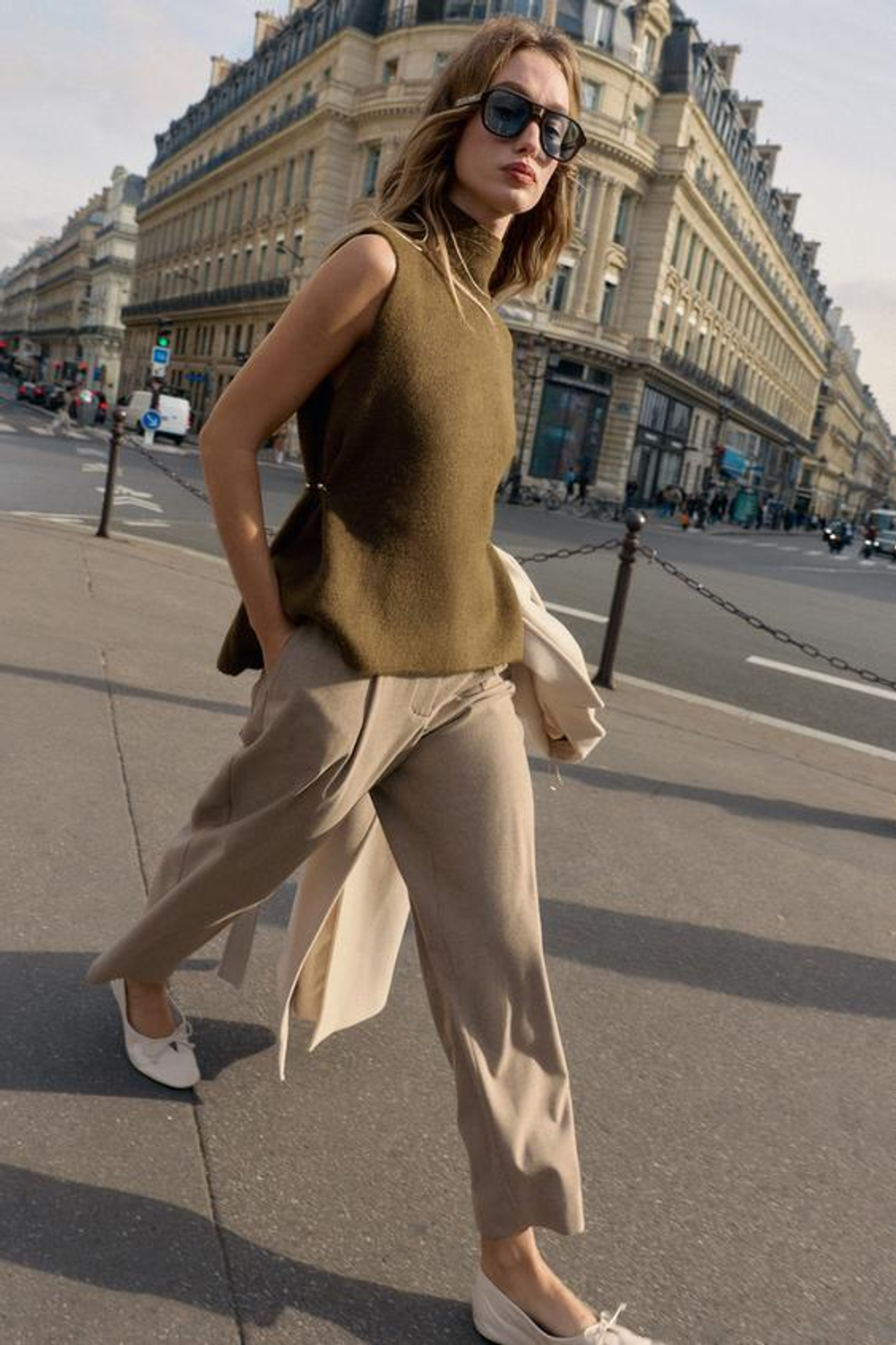 ZARA БРЮКИ С ЗАЩИПАМИ И ЭЛАСТИЧНЫМ ПОЯСОМ СЗАДИ, ПЕСОЧНЫЙ