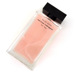 Narciso Rodriguez for her Musc Noir — парфюмерная вода для женщин. Миндально-вишневый гелиотроп, сочная слива и роскошный замшево-розовый шлейф.