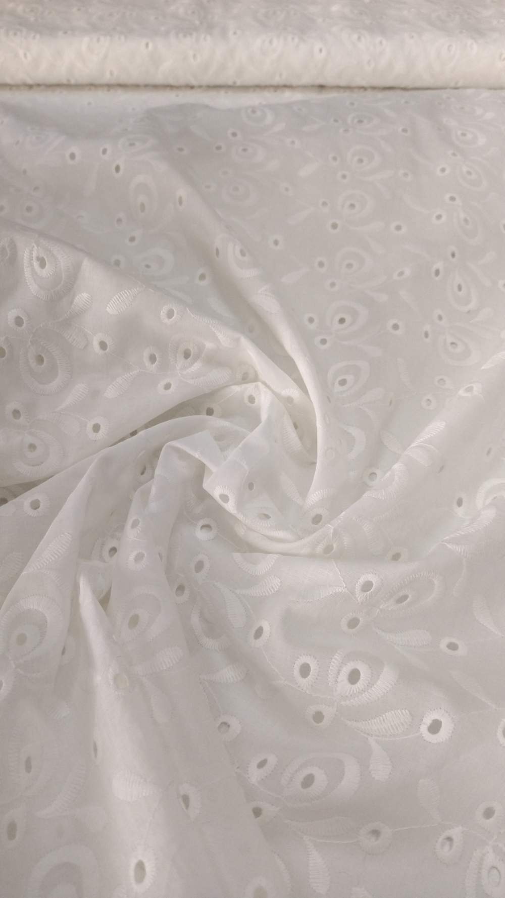 Шитье хлопковое с фестонами.