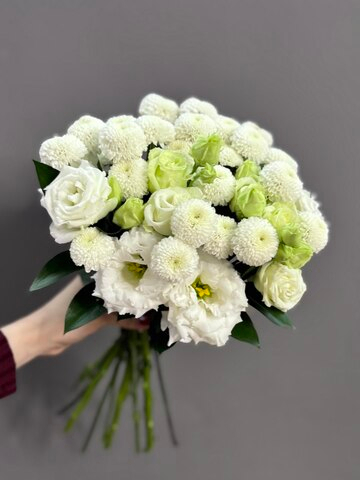 Букет невесты и бутоньерка в белой гамме