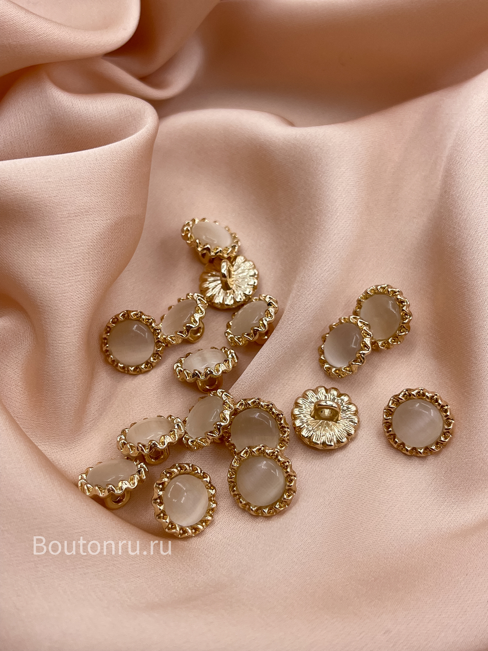 Пуговицы ажурные золотистые на ножке с бежевым камнем луна