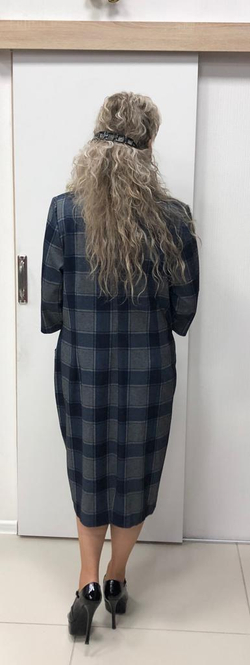 Деловое прямое платье в крупную клетку, с кармашками