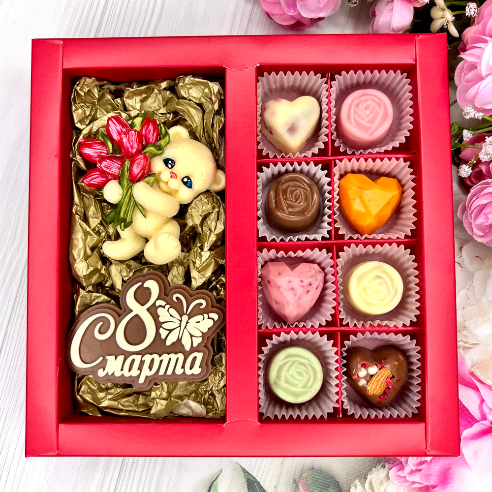 Шоколадный набор "С 8 марта. Мишка с тюльпанами": шоколадка-надпись, фигурка и 8 конфеты ручной работы