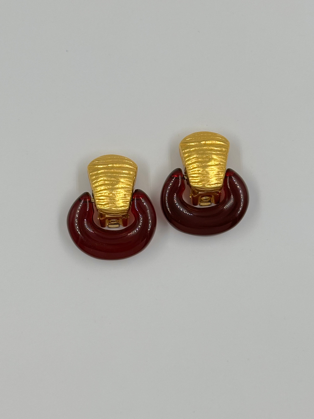 Клипсы с бордовым пластиком Givenchy