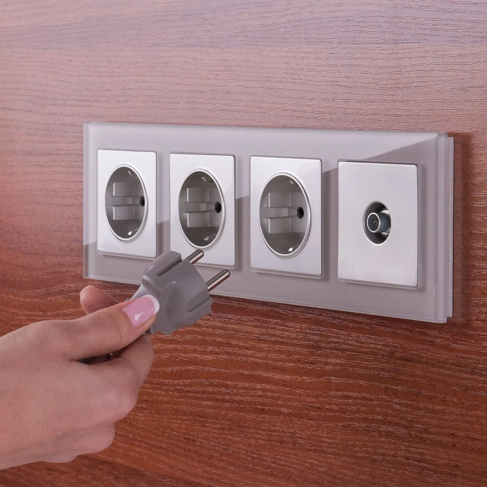 Рамка на 4 поста Favorit (дымчатый,стекло) W0041117