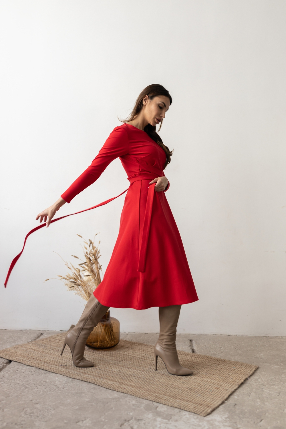 Платье из джерси А-силуэта с фантизийным поясом