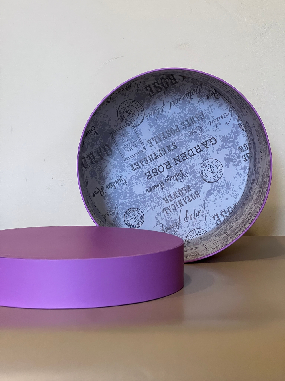 Короткая круглая коробка 22,5 см . Цвет: Лиловый   . Розница 350 рублей .