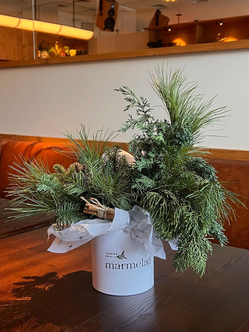 Композиция из хвои с корицей