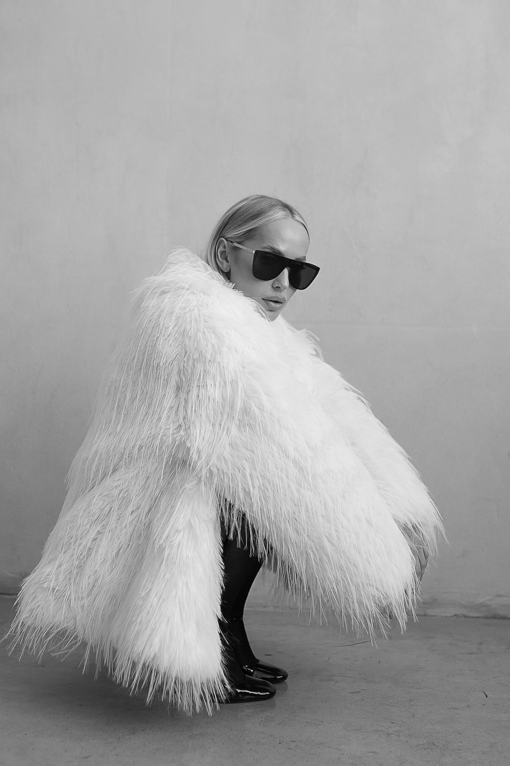 Шуба из эко-меха страуса молочная