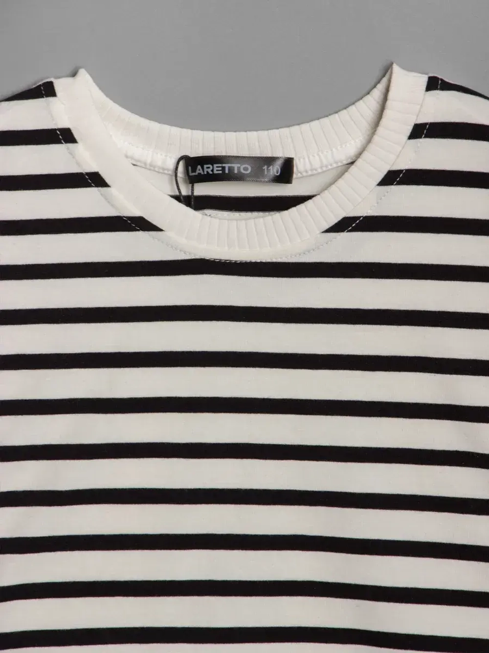 Черно-белый костюм для девочки в полоску