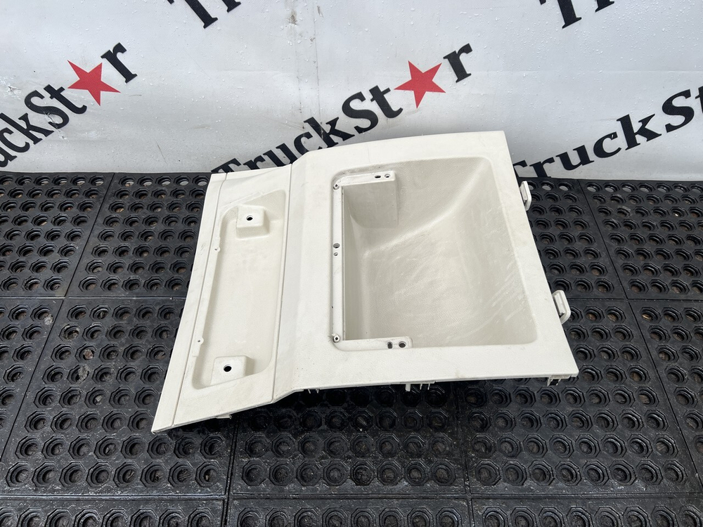 Бардачок вещевой левый 2023г