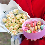 Букет кустовых пионовидных роз «Ваниль » и пирожные макарон ручной работы от «Делаем сладко»