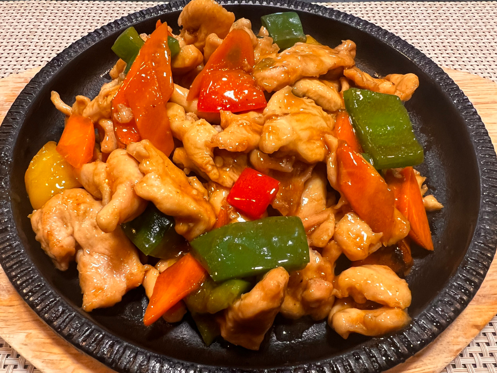 Куриная грудка в черным перцем с овощами на сковороде