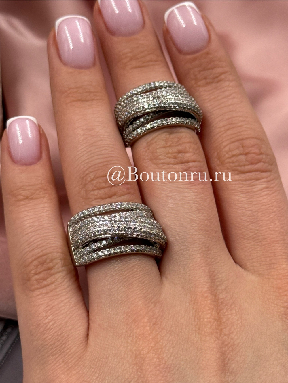 Кольцо серебристое многослойное в стразах