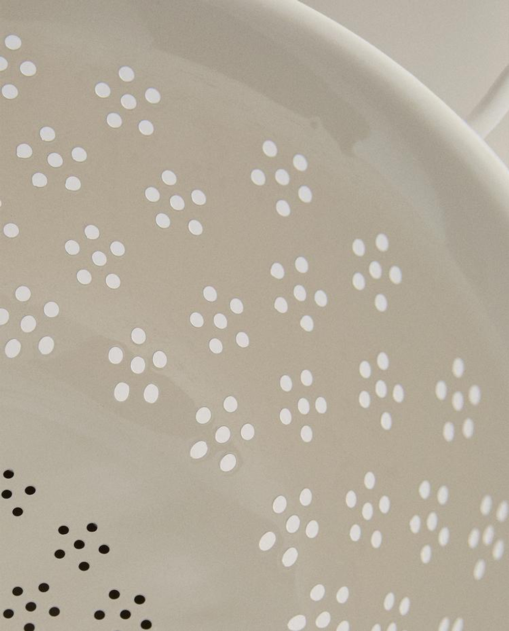 ZARA HOME ДУРШЛАГ С ЦВЕТОЧНЫМ УЗОРОМ, КРЕМОВЫЙ