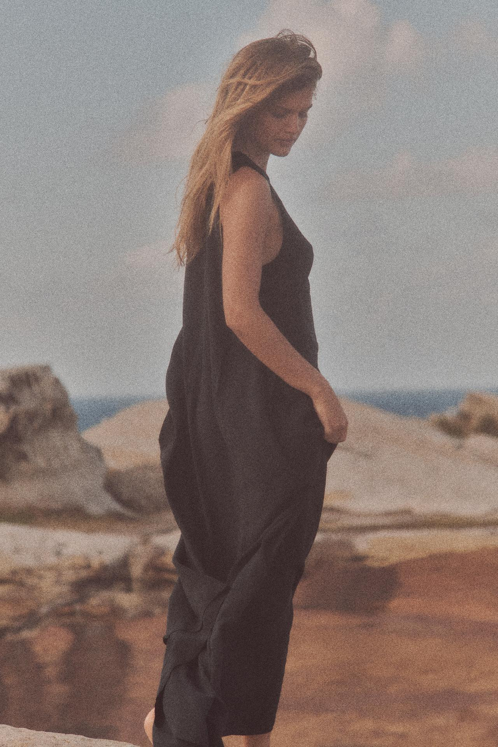 ZARA СТРУЯЩЕЕСЯ ПЛАТЬЕ МИДИ ОБЪЕМНОГО КРОЯ, ЧЕРНЫЙ