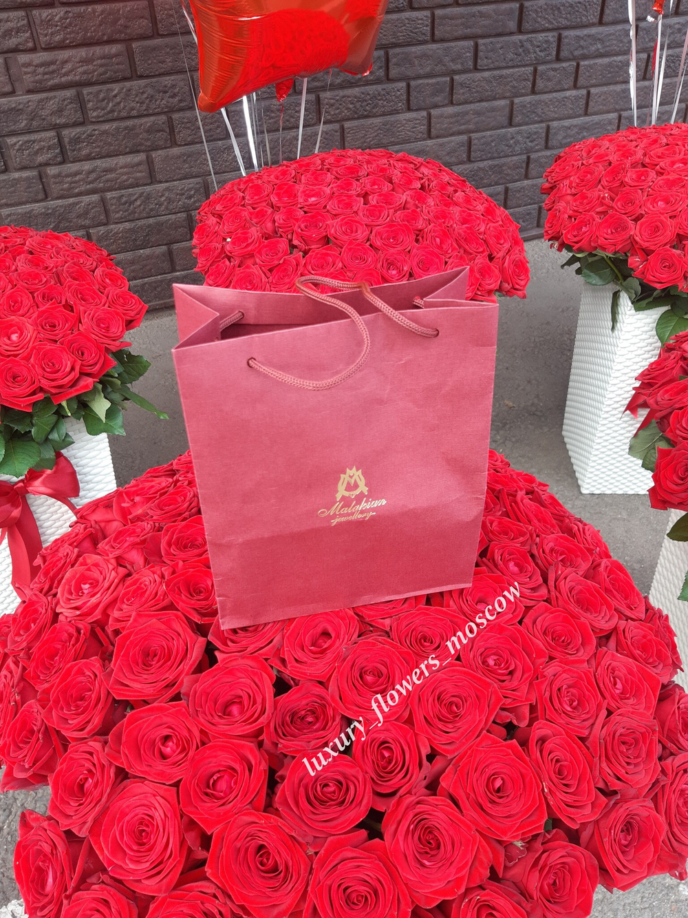 1001 роза в десяти кашпо