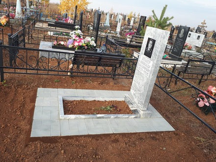 Комплект мраморный памятник с тротуарной плиткой.