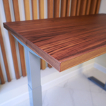 Регулируемый компьютерный стол Motor UP с регулировкой по высоте — столешница МДФ американский орех