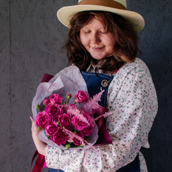 51. Классический малиновый букет с кустовыми розами