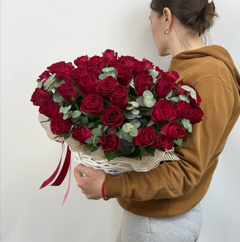 Корзина с 51 красной розы и эвкалипта