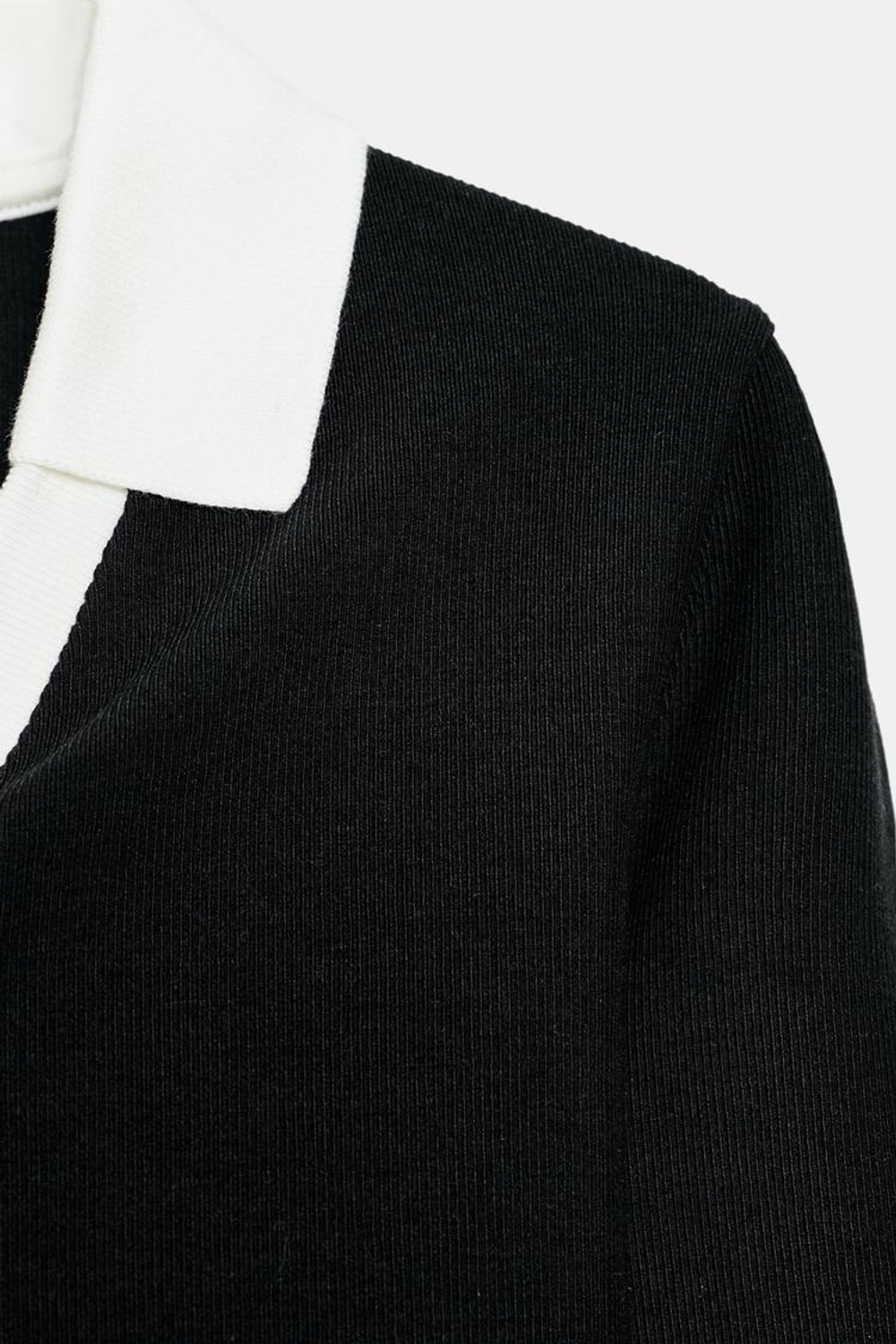 ZARA ТОП ПОЛО ИЗ ТКАНИ ИНТЕРЛОК С КОНТРАСТНЫМИ ЭЛЕМЕНТАМИ, ЧЕРНЫЙ