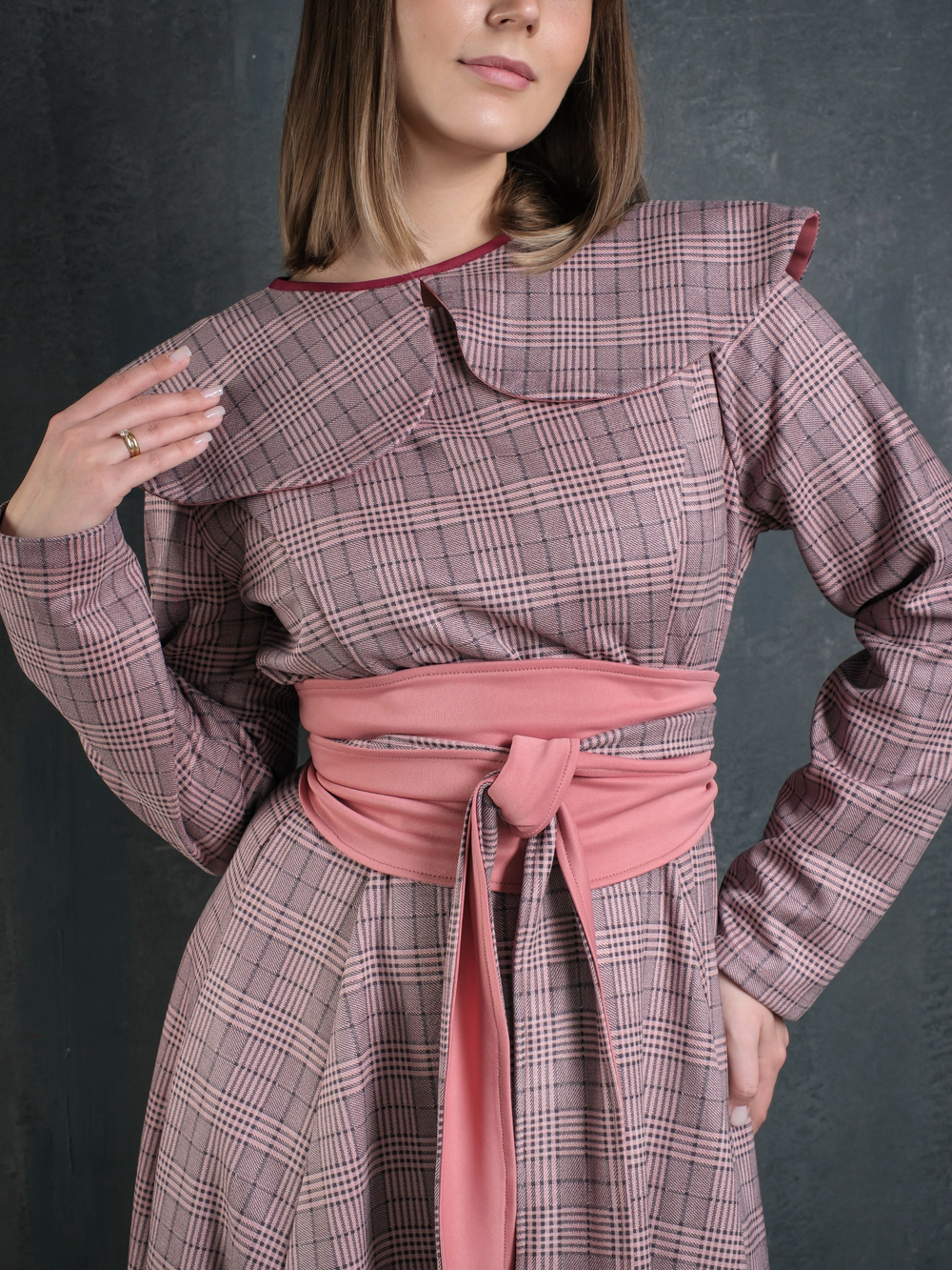 Платье с кушаком /персик клетка