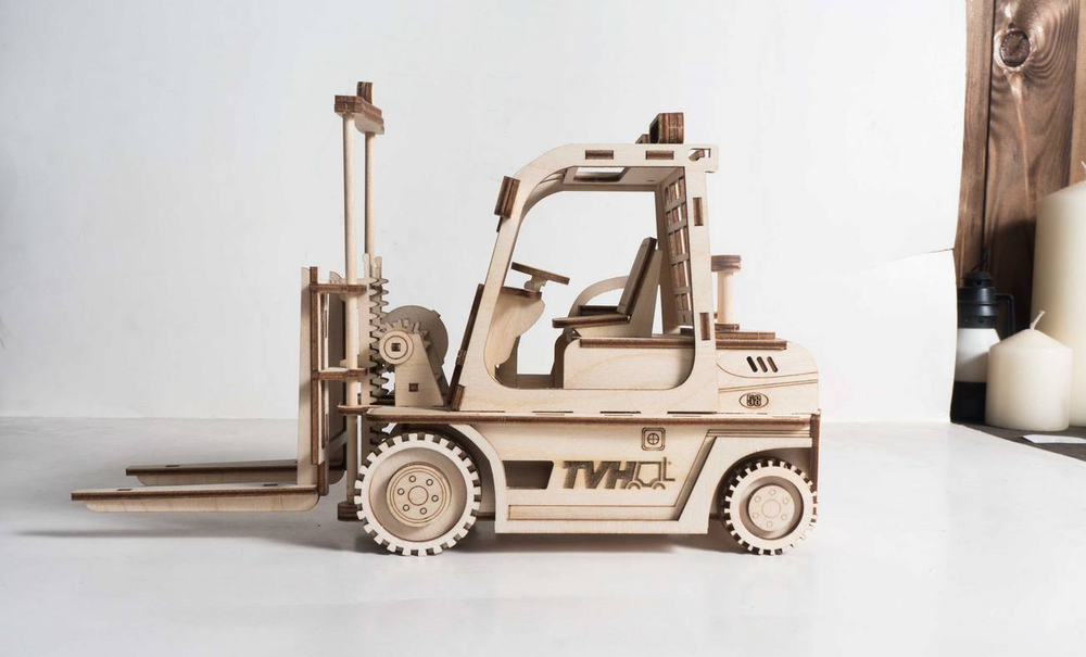 Брендирование, нанесение гравировки и фирменного знака на модель погрузчик