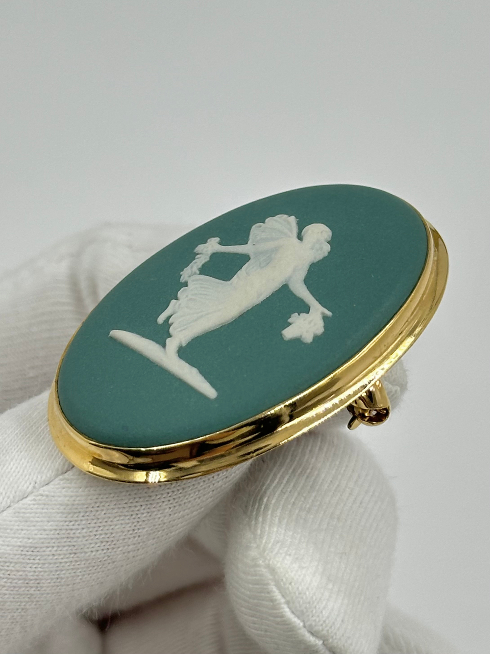 Брошь Wedgwood зелёная