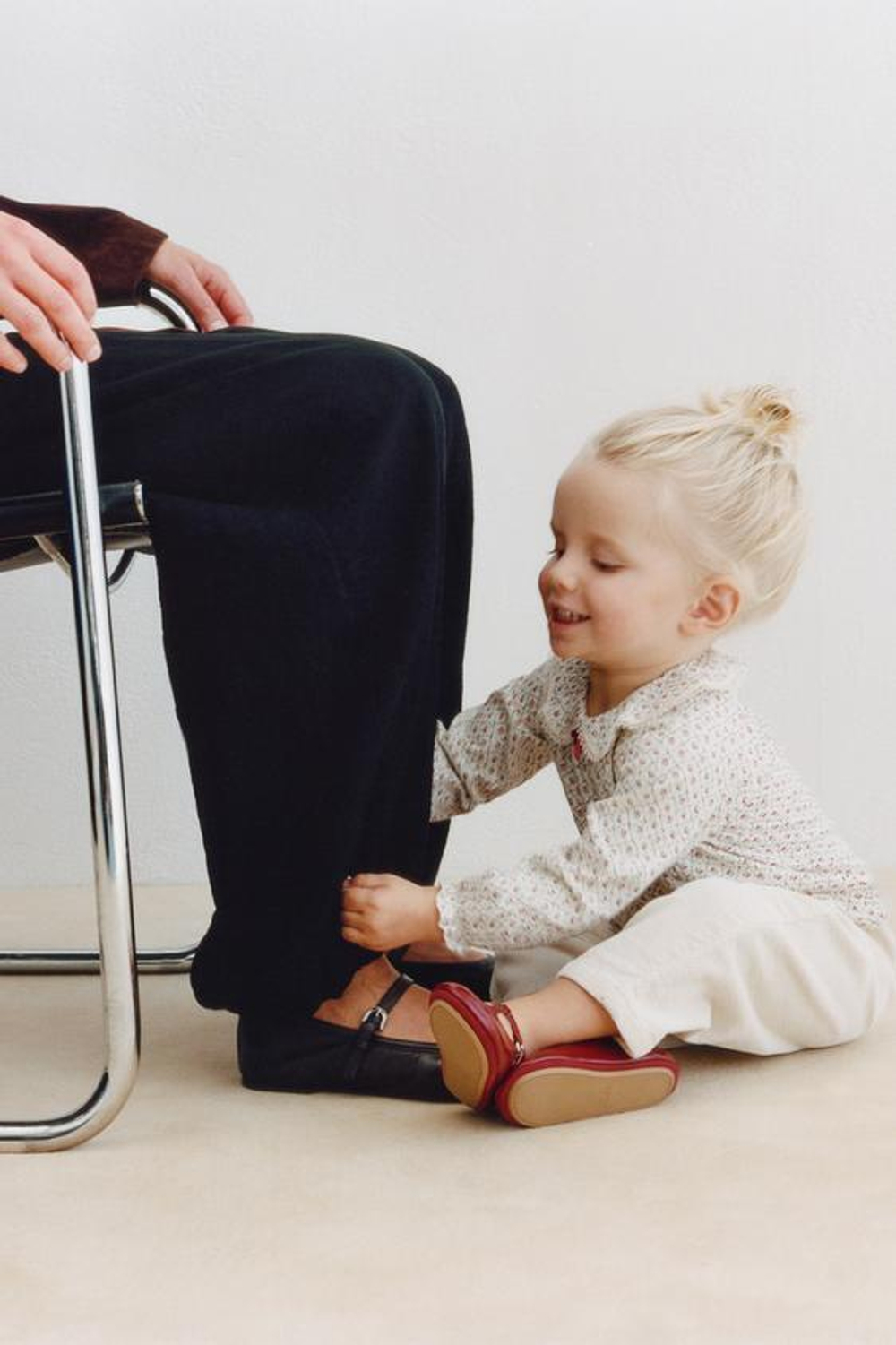 ZARA ФУТБОЛКА С ОТЛОЖНЫМ ВОРОТНИКОМ И ЦВЕТОЧНЫМ ПРИНТОМ, ЭКРЮ/КРАСНЫЙ