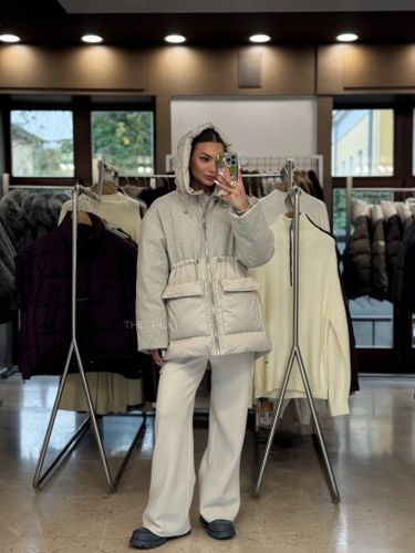 Комбинированный удлиненный пуховик бежевого цвета