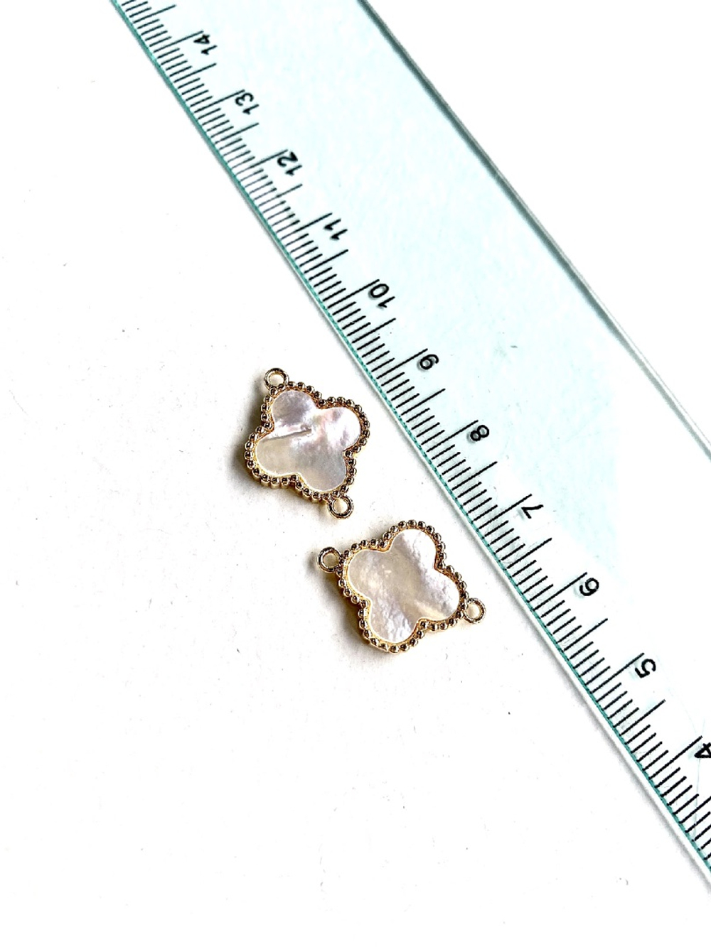 8695-з Коннектор с натуральным перламутром «Клевер», белый, позолота