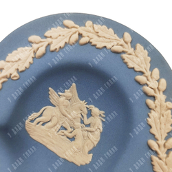 Миниатюрная тарелка в виде трефы «Греческие мифы». Яшмовый бисквитный фарфор. Wedgwood. 1970-е