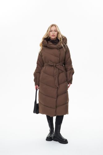 Коричневый длинный стеганый пуховик с поясом