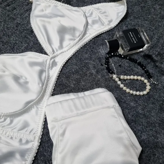 Атлас-стрейч молочный