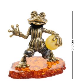 Народные промыслы AM-1980 Фигурка «Лягушка вратарь» (латунь, янтарь)