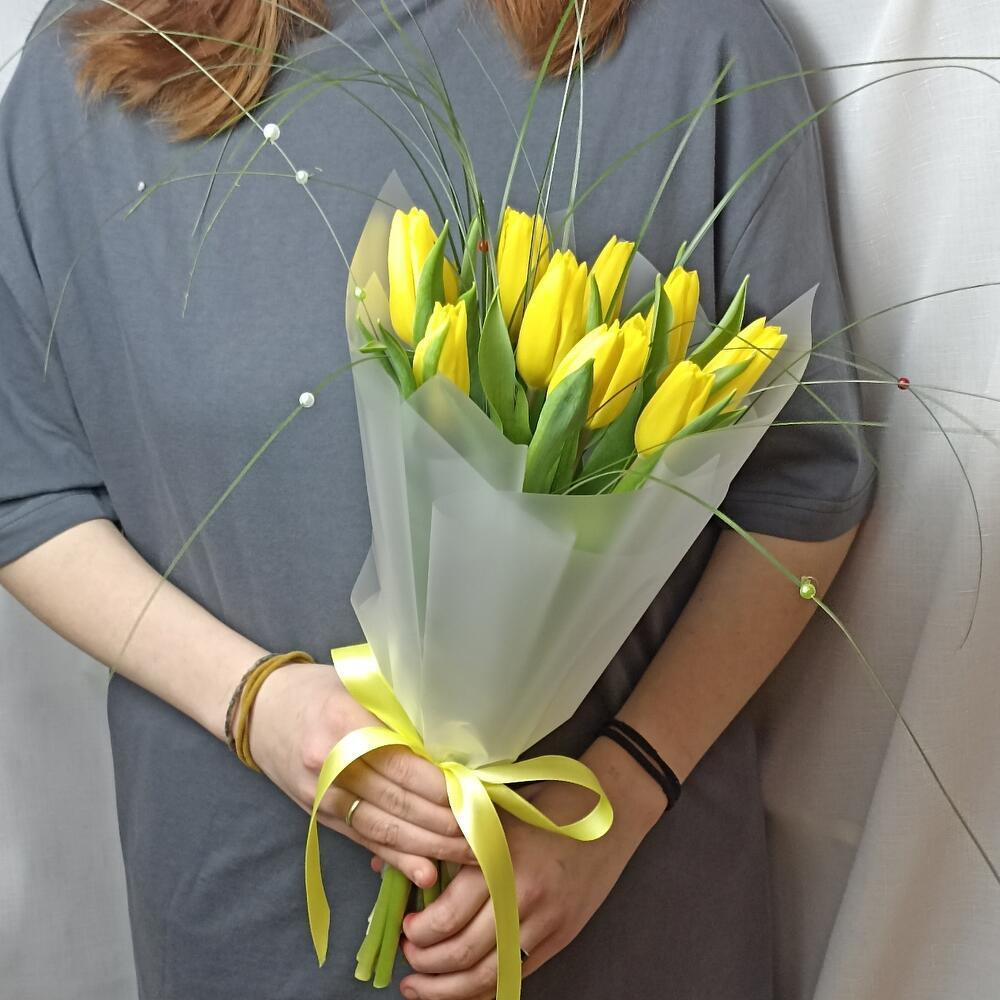 Букет из желтых тюльпанов с берграссом 11 шт