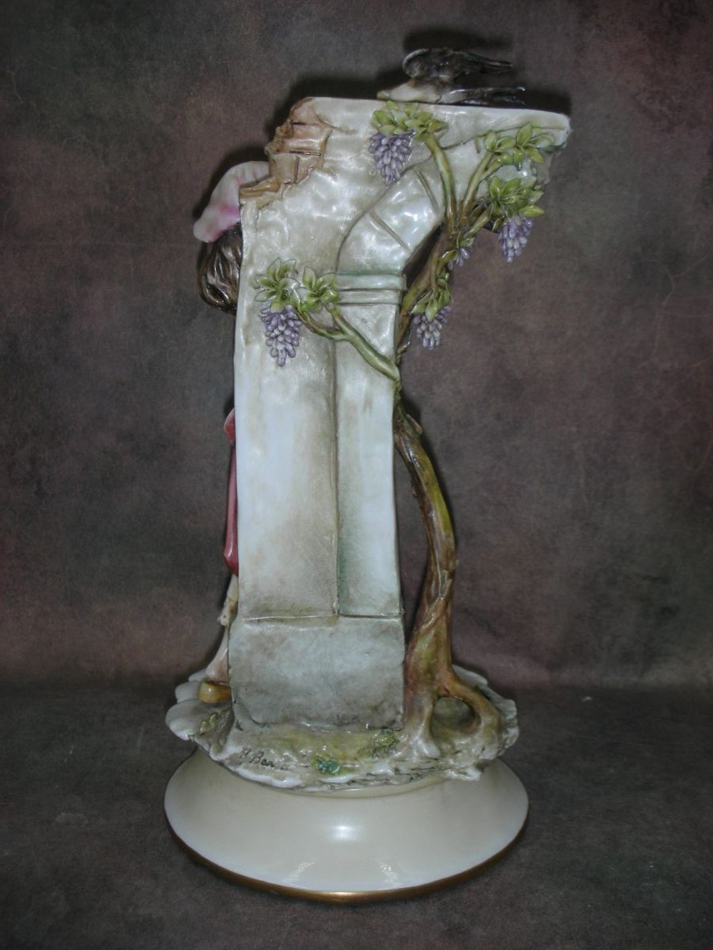 Статуэтка. Фарфор. Девушка и ласточкино гнездо. Capodimonte. Италия