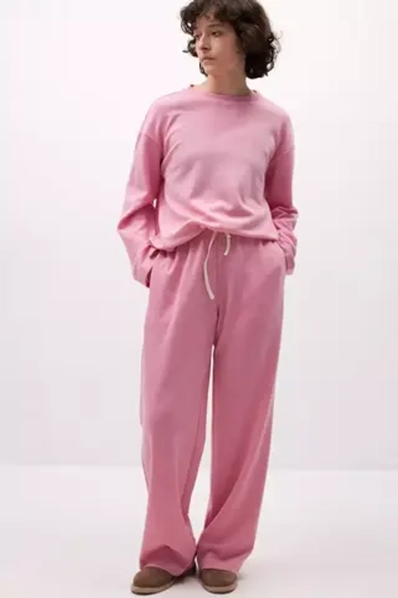 Брюки из шерстяного трикотажа розового цвета