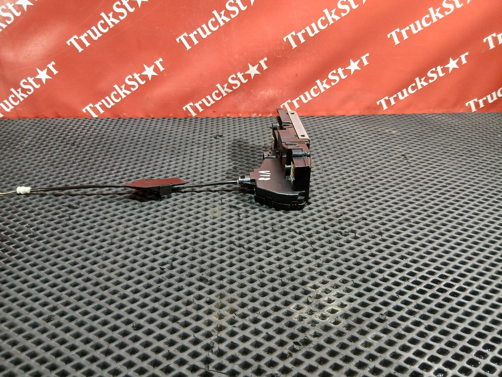 Замок двери правой