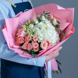 Розовые розы с гортензией