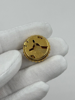 Накладка на пуговицу с жёлтой вставкой