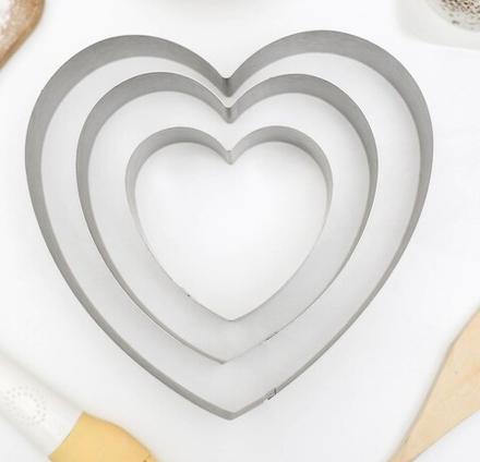 Набор форм для выпечки «Сердце», 3 шт, 20×20×4,5 см, 15,5×15×4,5 см, 10×10×4,5 см, цвет хромированны